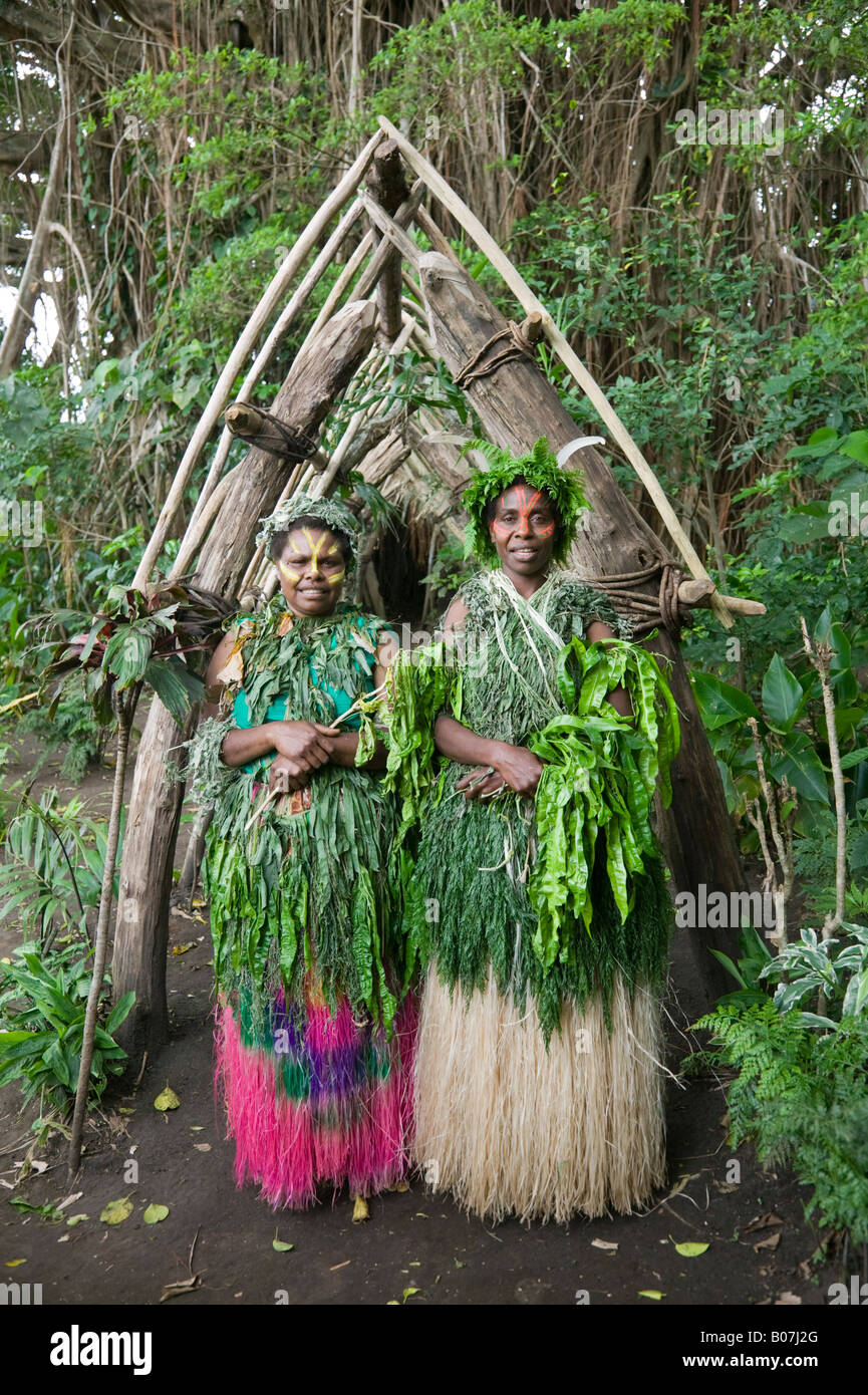 Vanuatu, Tanna Island Fetukai, schwarze Magie und Kava Test Tour-Dorfbewohner im Native Kleid Stockfoto