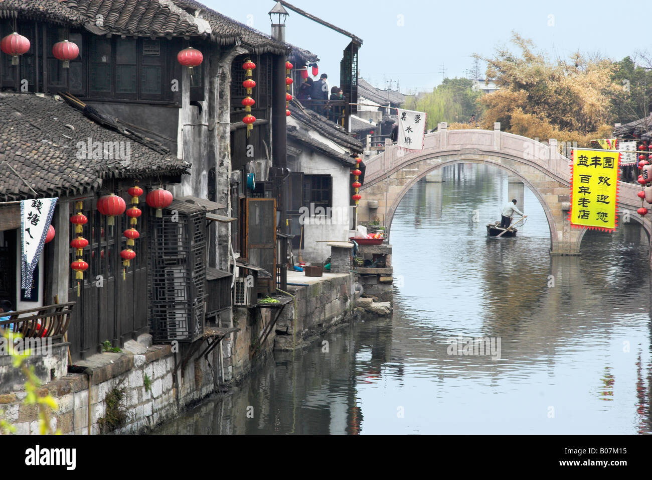 Kanalbrücke bei Xitang China Stockfoto