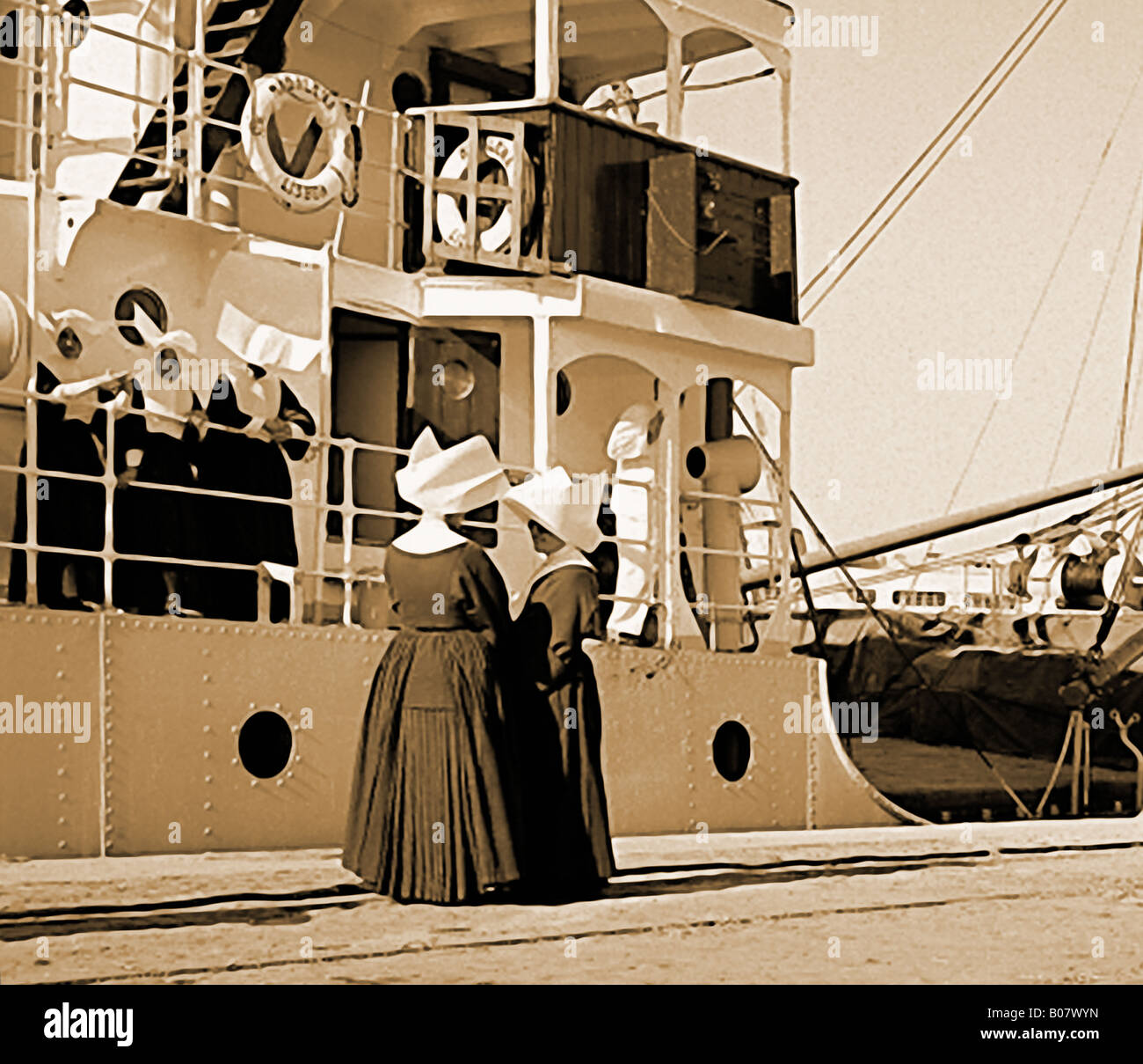 Nonnen am Kai wartet auf die Abfahrt des Schiffes Stockfoto