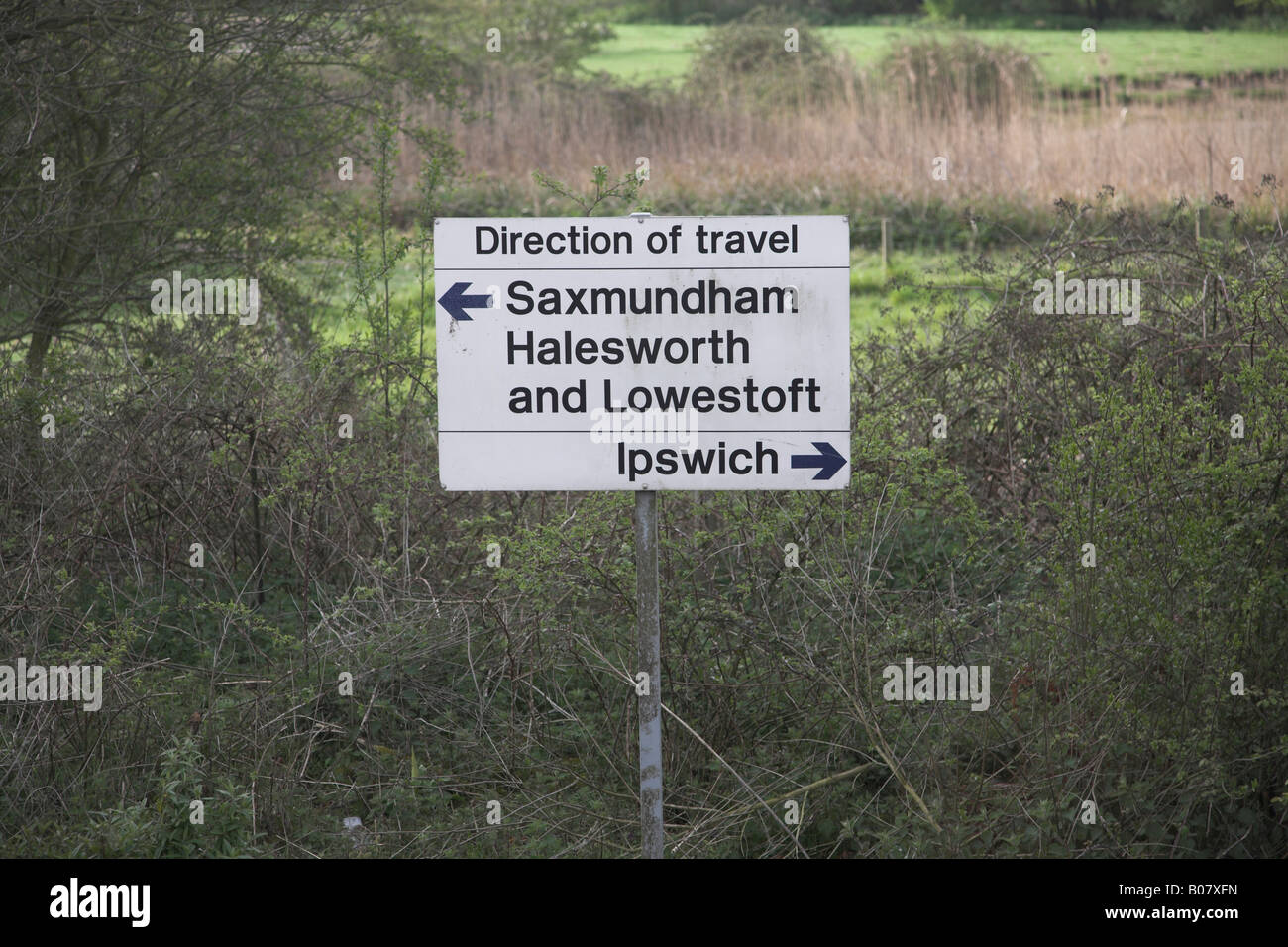 Schild mit Fahrtrichtung der Züge auf der Lowestoft in Ipswich Zeile in Suffolk, England Stockfoto
