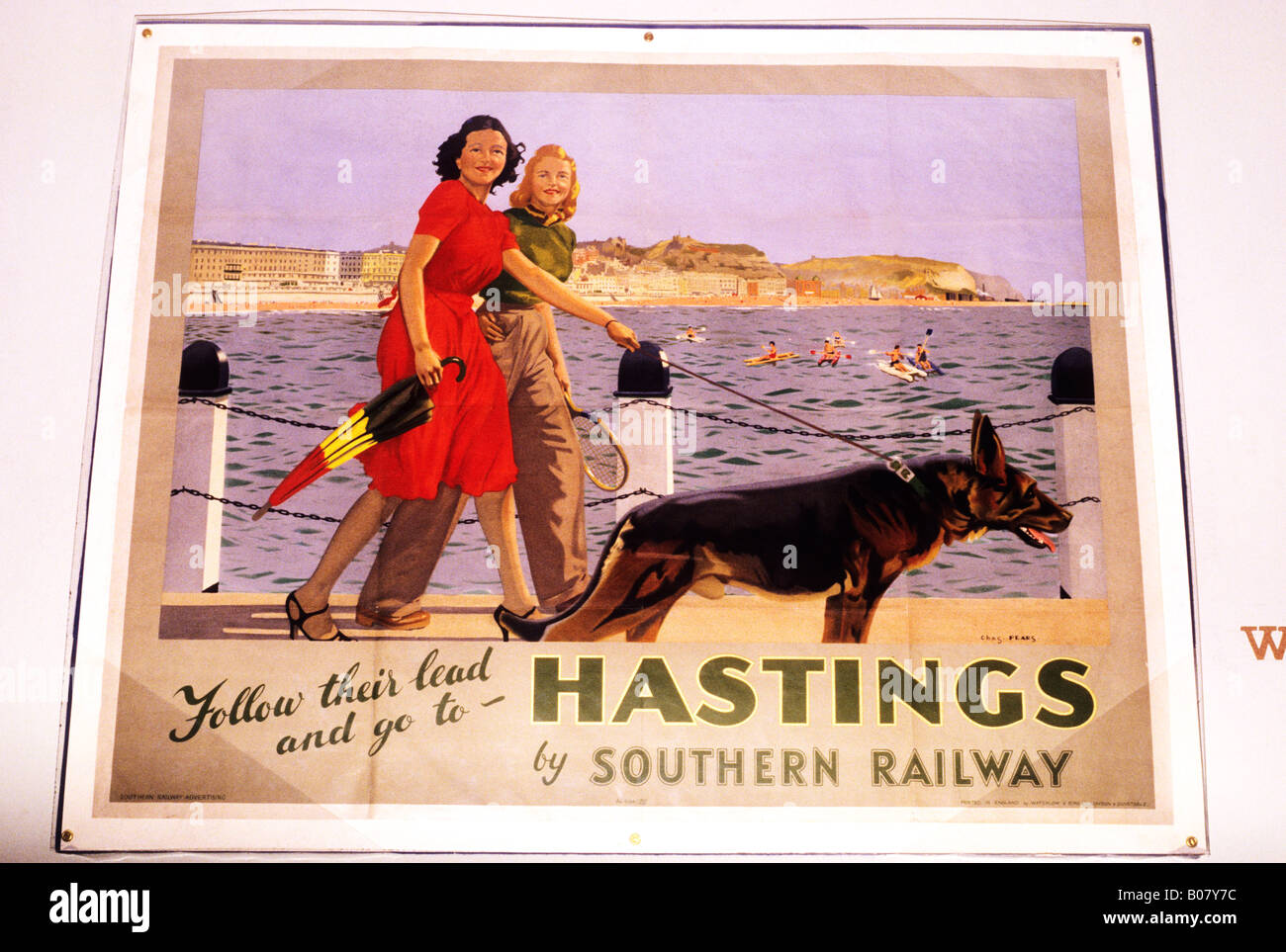 Hastings Werbung Plakat 1934 30 dreißiger Jahre Südbahn Werbung Urlaub Damen flanieren Meer Szene Sussex England UK Stockfoto