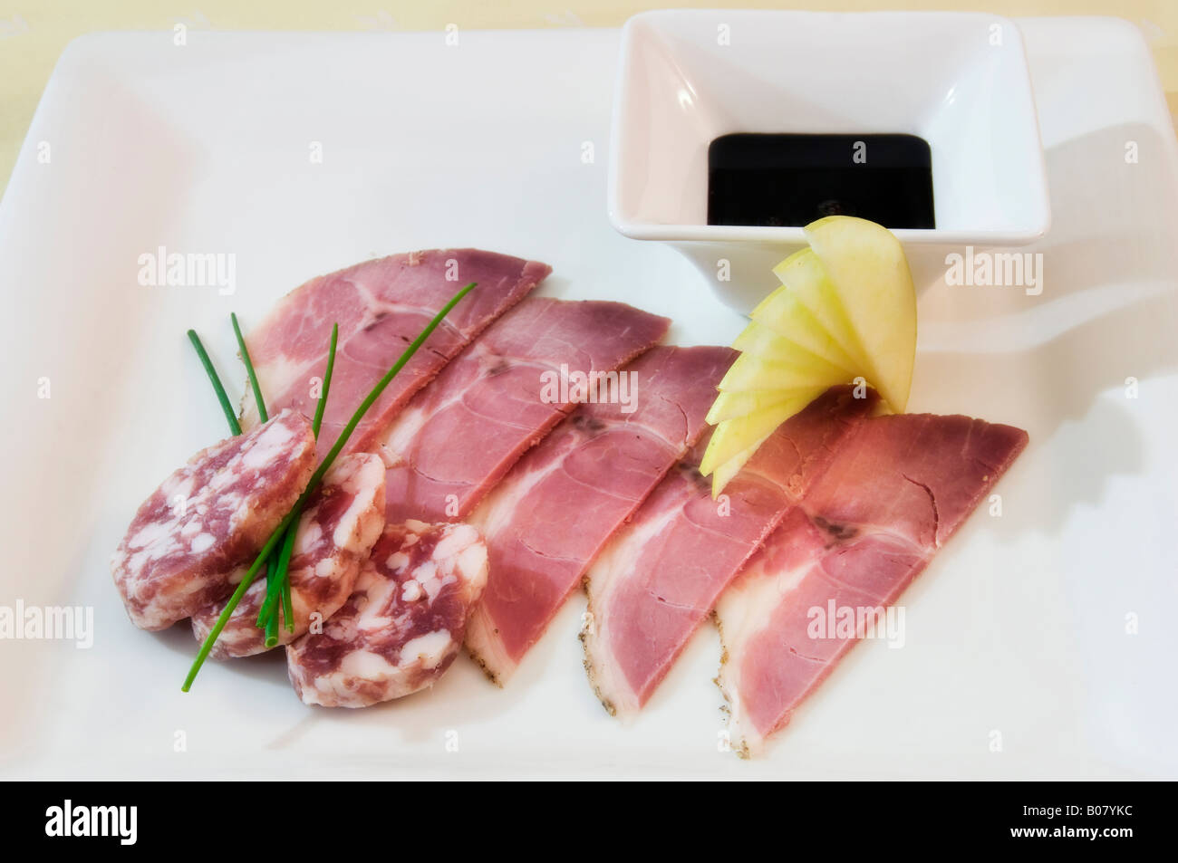 Typische italienische Wurst, verschiedene Arten von Wurst aus Schweinefleisch, angeordnet in einem quadratischen Teller gemacht Stockfoto