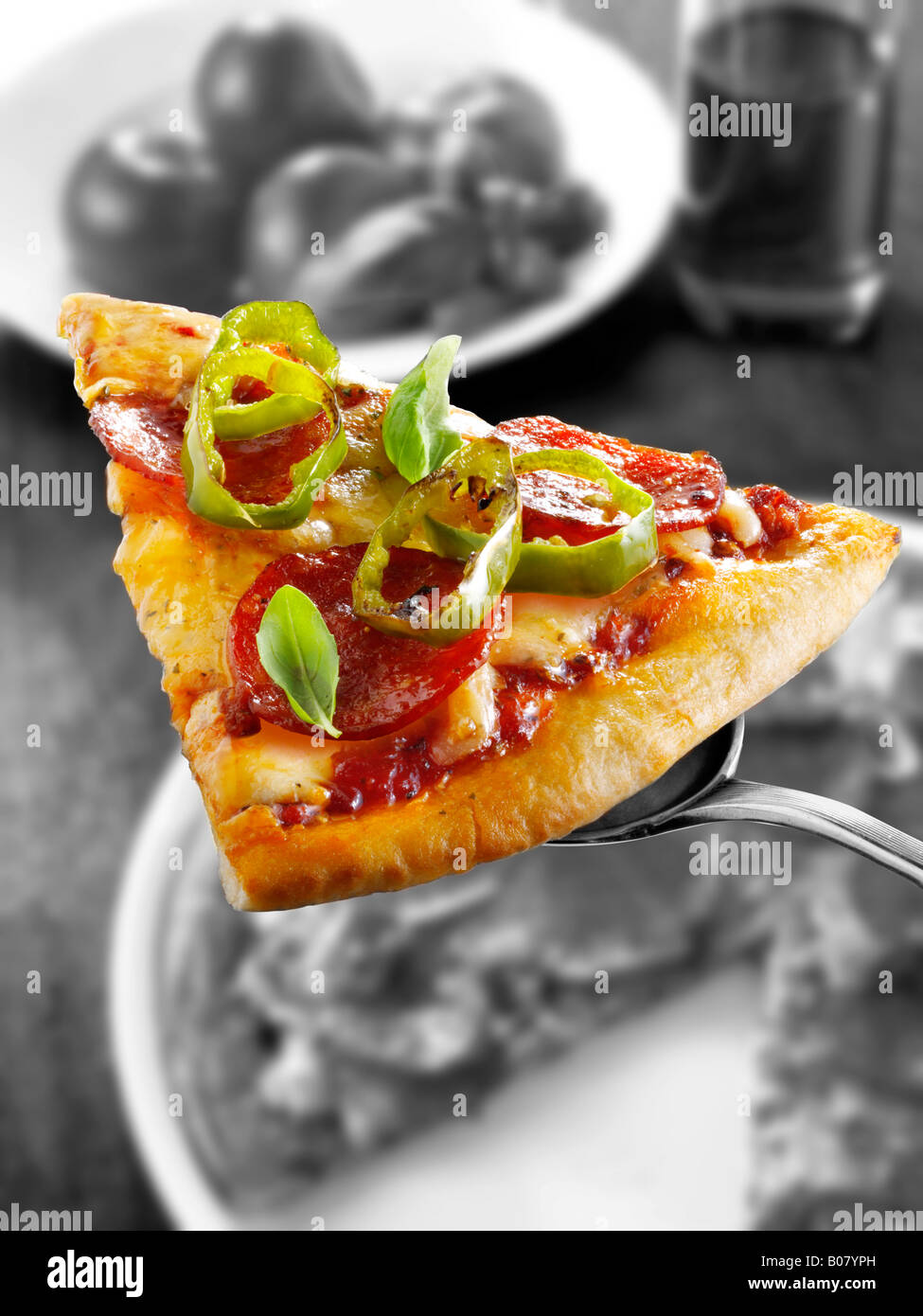 Peperoni-dünne Kruste Pizza mit Chilis (American hot) Stockfoto
