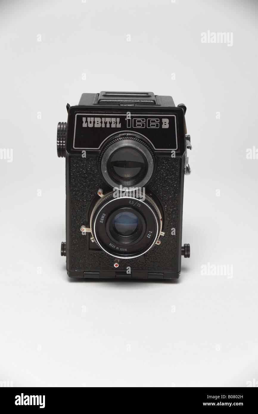 Lubitel 166B Vintage Twin Spiegelreflexkamera auf weißem Hintergrund Stockfoto