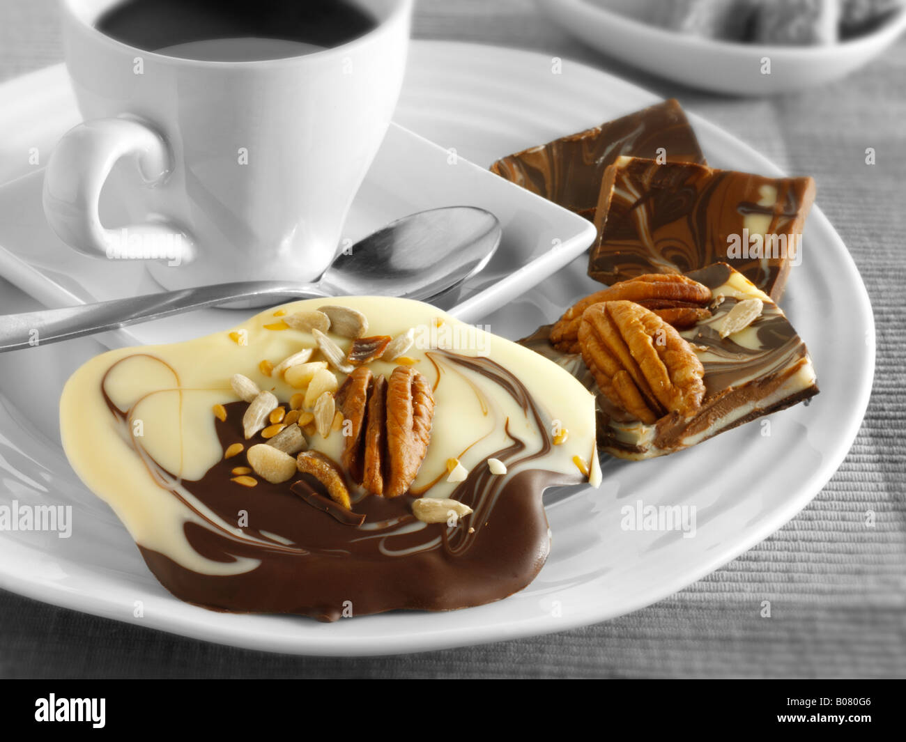 Schokolade wirbelt Rezept: Marmor weiß und Milchschokolade wirbelt Stockfoto