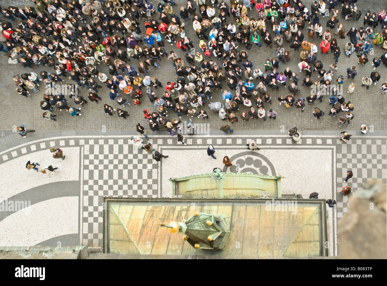 Horizontale Luftaufnahme von Massen von Touristen versammelt unter die astronomische Uhr-Orloj pro Stunde beobachten. Stockfoto