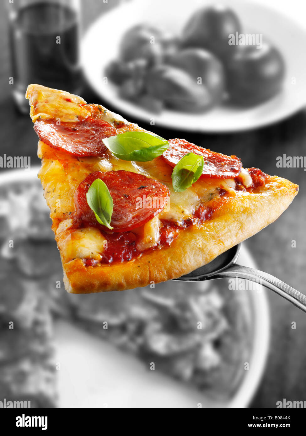 Stück Salami dünne Kruste pizza Stockfoto