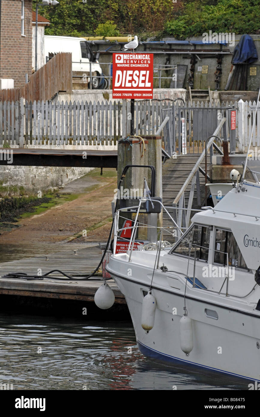 Motoryacht hochziehen an der Deisel Kraftstoffpumpe, wo keine fester Preis zu sehen ist Stockfoto