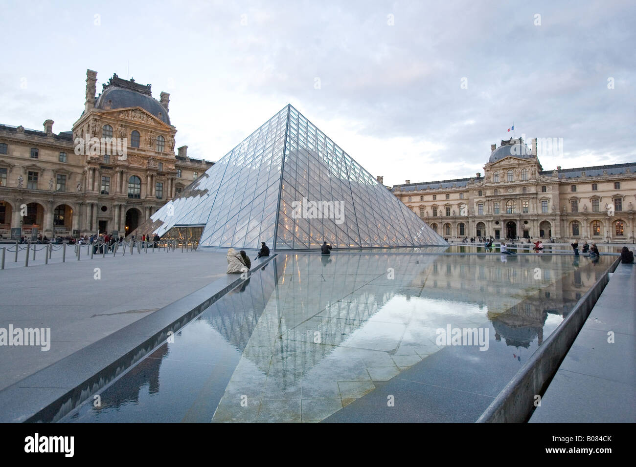 Du Louvre Museum und die gläserne Pyramide Paris Frankreich Stockfoto