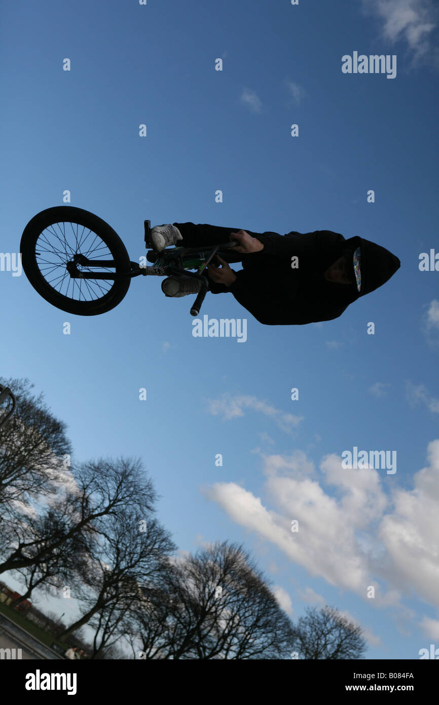 ein Mann reitet ein bmx Fahrrad auf einer half-pipe Stockfoto