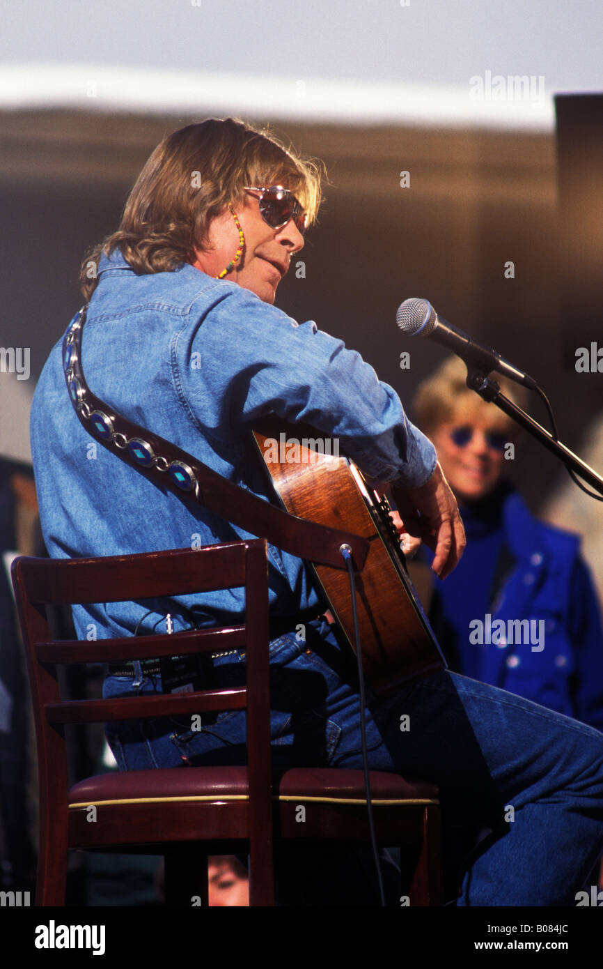 John Denver spielt in Aspen Colorado im Februar 1996, 20 Monate vor seinem Tod. Stockfoto
