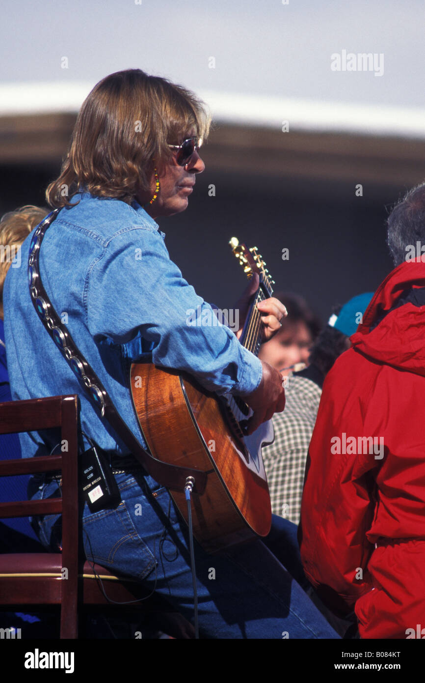 John Denver spielt in Aspen Colorado im Februar 1996, 20 Monate vor seinem Tod. Stockfoto
