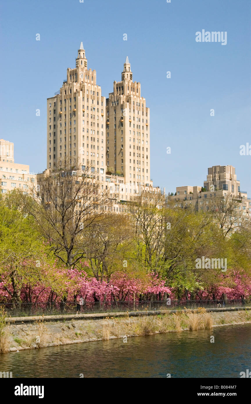 Das Wahrzeichen El Dorado Gebäude am Central Park West in Manhattan mit Blick auf den Central Park-Stausee Stockfoto