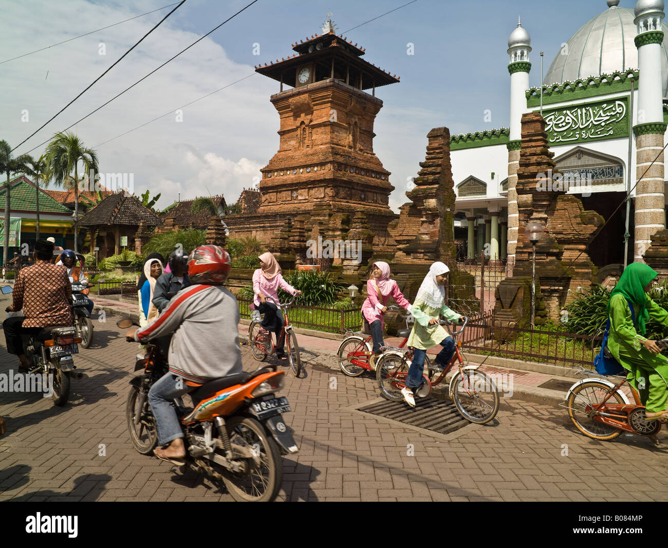 Straßenszene mit Minarett, Masjid Agung, Kudus, Indonesien Stockfoto