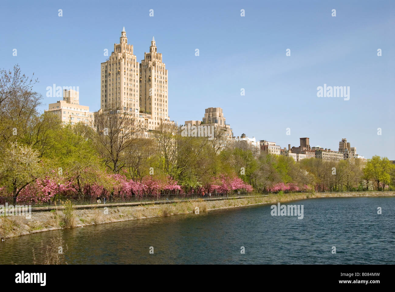 Das Wahrzeichen El Dorado Gebäude am Central Park West in Manhattan mit Blick auf den Central Park-Stausee Stockfoto