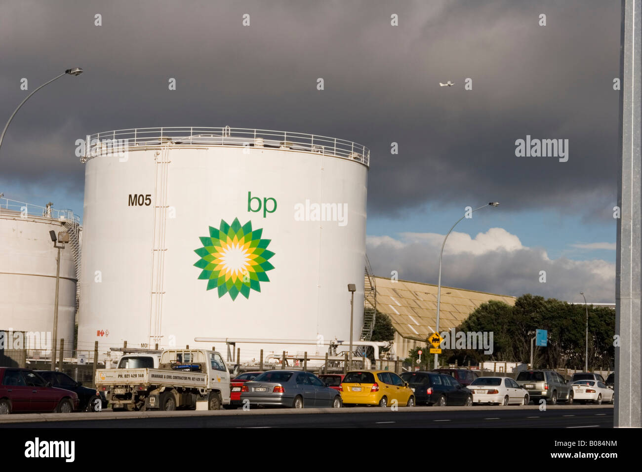 Stau mit BP-Logo im Hintergrund Stockfoto