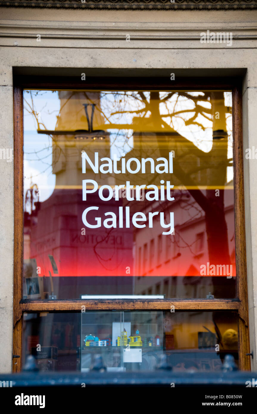 ein Fenster der National Gallery in London, England Stockfoto