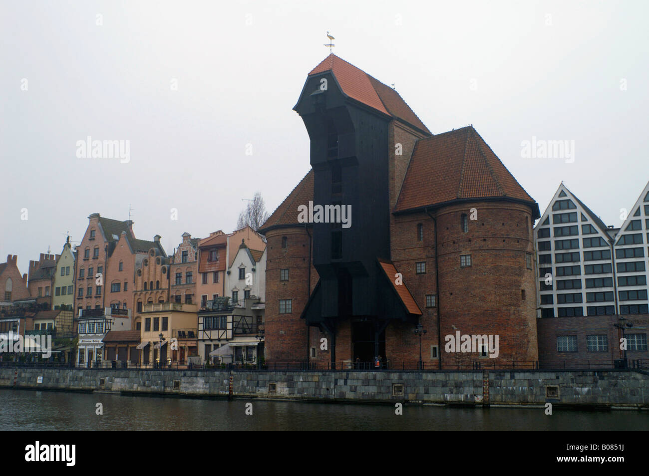 Blick über die Stara (Fluss) Mottlau aus dem Maritime Museum in Richtung der Kran in Gdansk (Danzig), Polen. Stockfoto