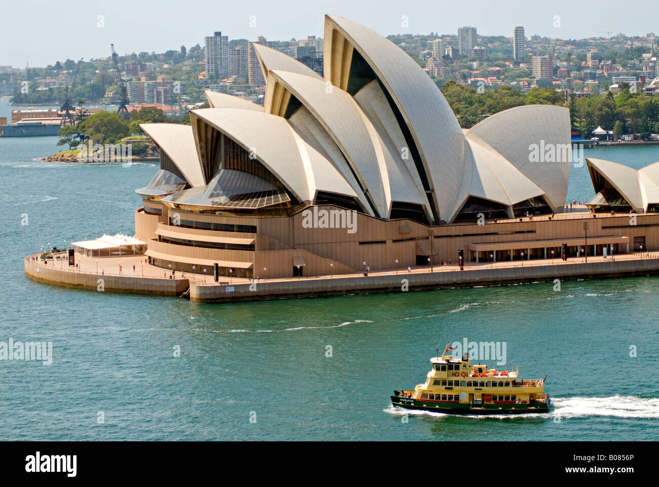 Sydney Opera House Passenger Ferry Sydney Australien // SYDNEY, Australien – Ein Blick auf das berühmte Opernhaus von Sydney im Hafen von Sydney, von der Sydney Harbour Bridge aus gesehen. Vor dem Gebäude befindet sich eine der berühmten Passagierfähren der Stadt, die Pendler und andere nutzen, um den Hafen zu erkunden. Stockfoto