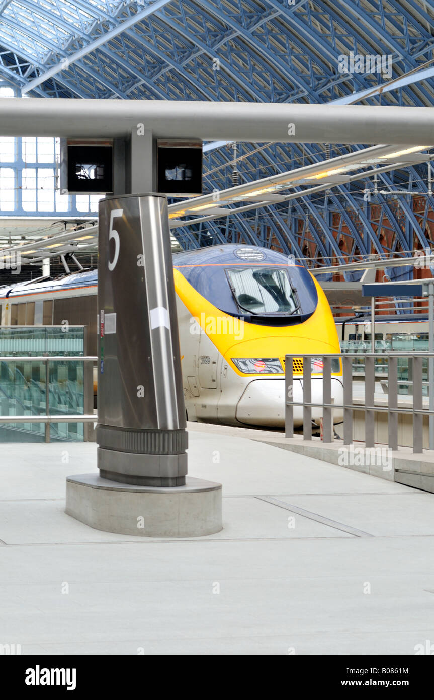 Eurostar Zug am Bahnhof St Pancras International London Vereinigtes Königreich Stockfoto