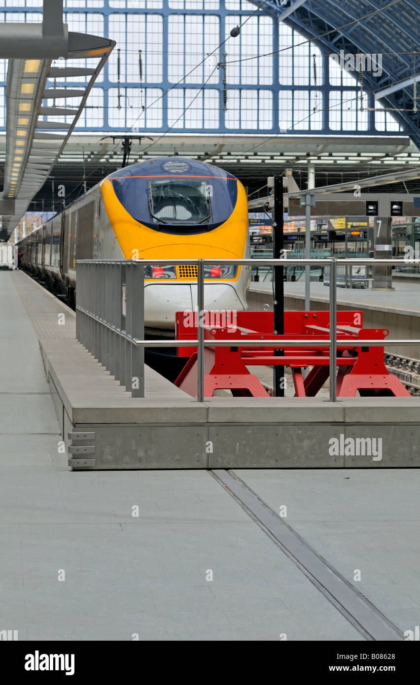 Eurostar Zug am Bahnhof St Pancras International London Vereinigtes Königreich Stockfoto