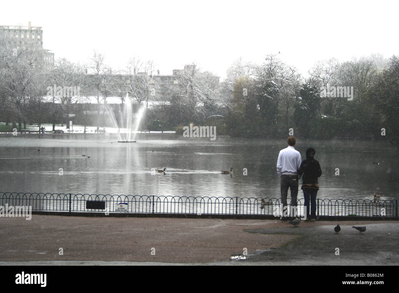 Paar stehen in der kalten Watchiung einen Brunnen auf dem Park-See Stockfoto