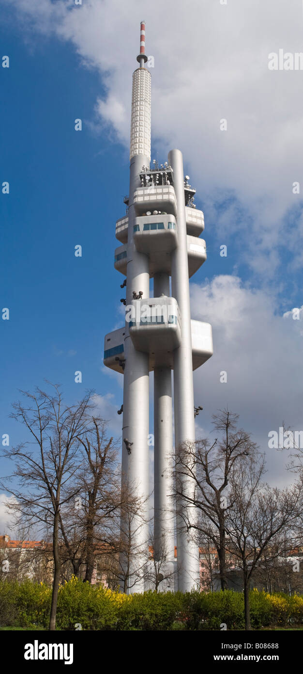 Vertikale Panorama Weitwinkel der futuristische Fernsehturm Zizkov vor blauem Himmel. Stockfoto