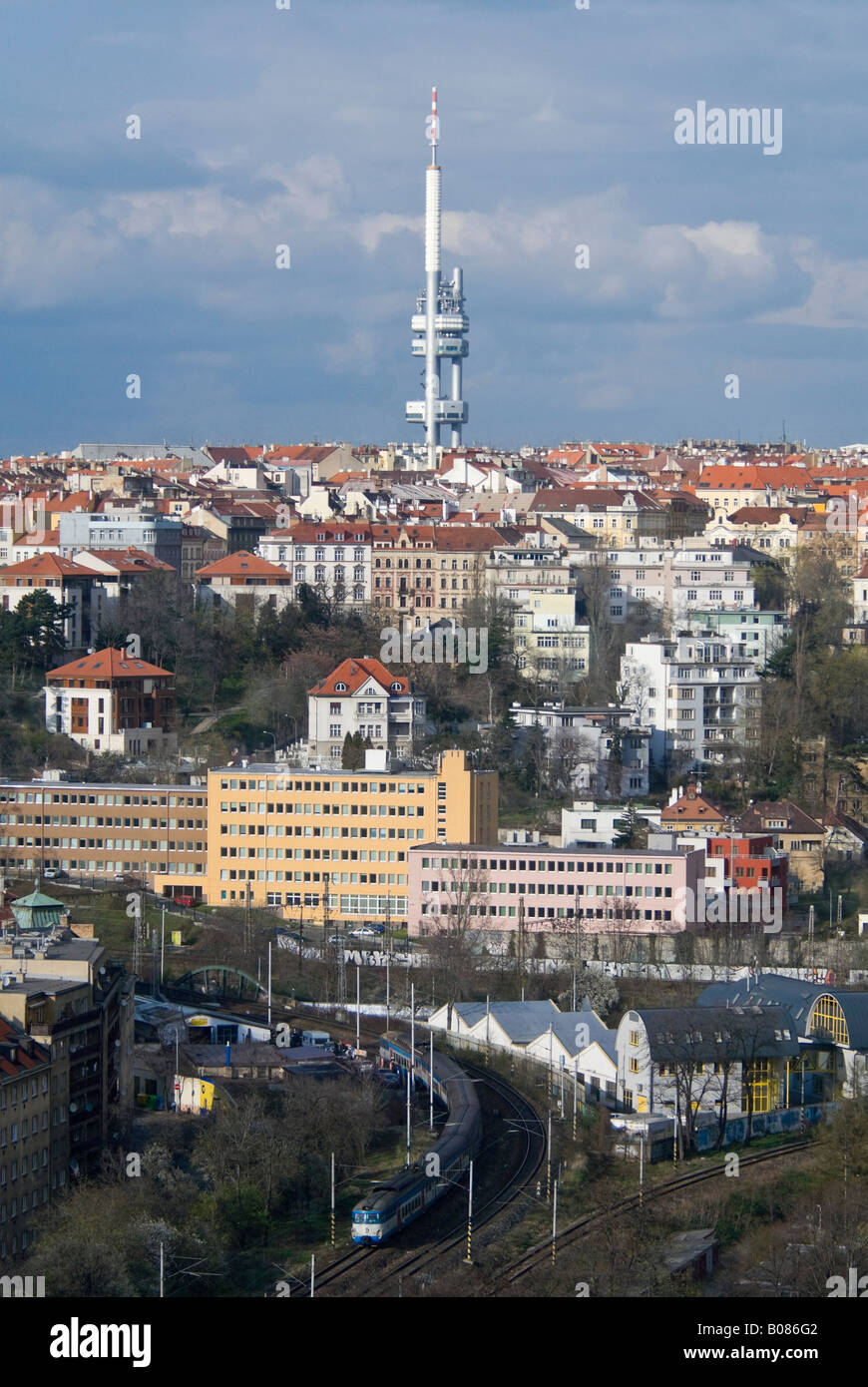 Vertikale Weitwinkel zum Fernsehturm Zizkov Prag ab in die Sonne. Stockfoto