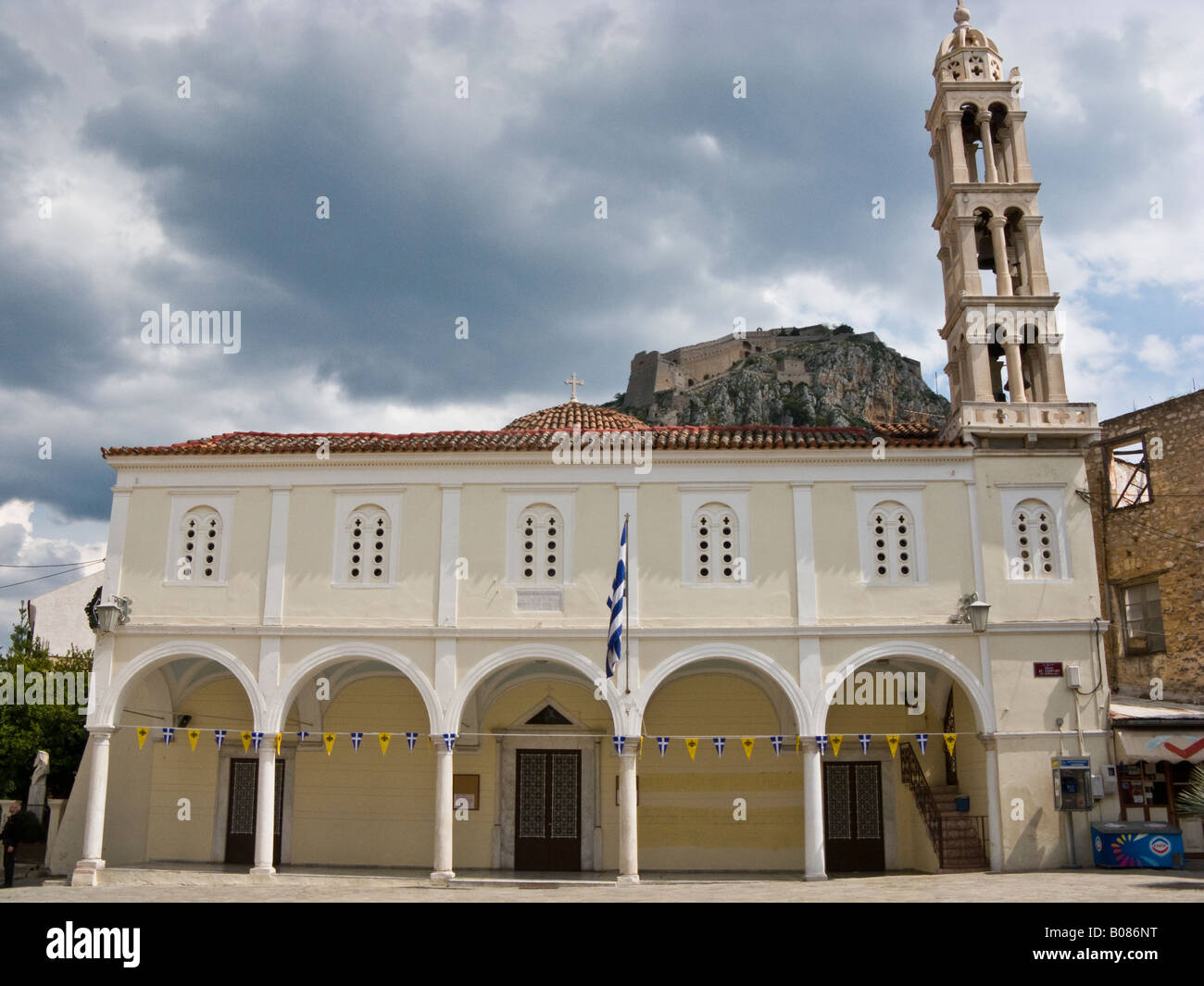 Hagios Georgios (St. George) Kirche und Palamidi-Festung, Altstadt, Nafplion, Provinz Argolis, Peloponnes, Griechenland Stockfoto