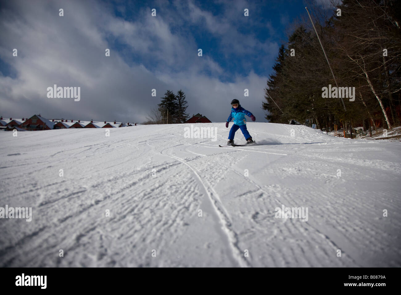 Kind Skifahren auf einem Hügel Stockfoto