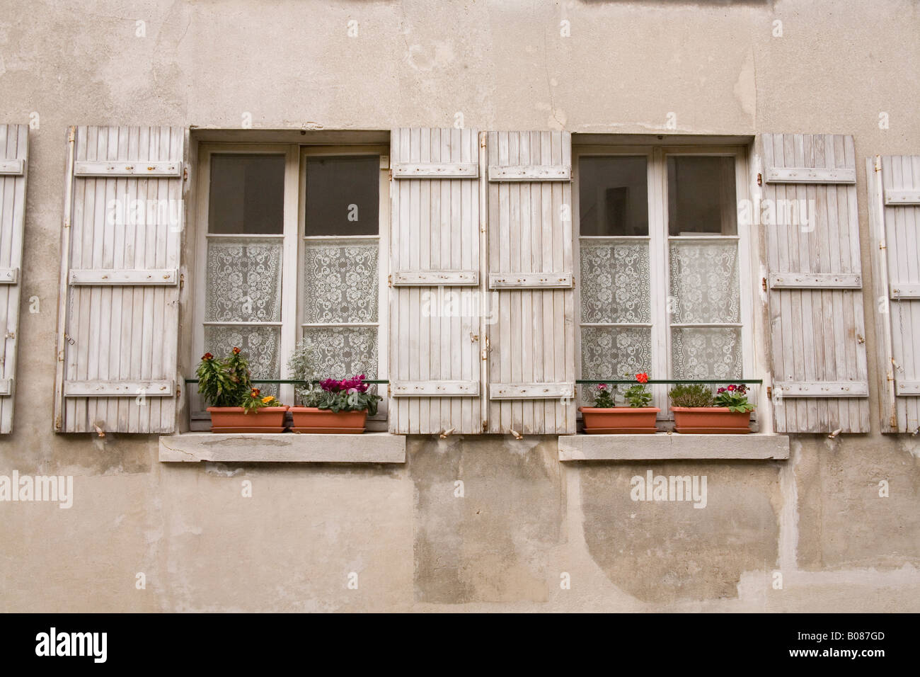 Traditionelle französische Fensterläden, Paris, Frankreich Stockfoto