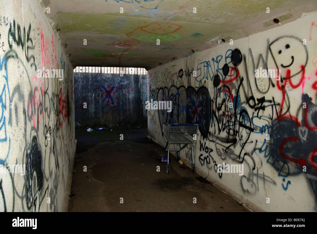 ein Graffiti bedeckt Unterführung in der Nähe von Redruth in Cornwall, england Stockfoto