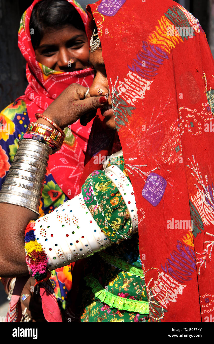 Bunten Rajasthani Frauen in einem kleinen Dorf-Markt Stockfoto
