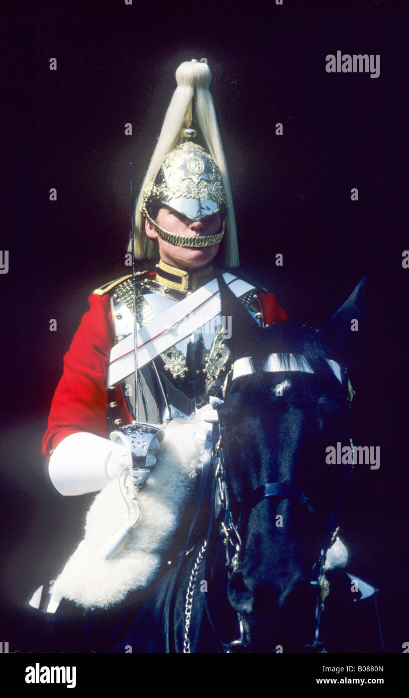 Horseguard Household Cavalry montiert Soldat Pferd Helm Plume Federbusch roten Mantel Schwert feierlichen Kleid Kostüm einheitliche Whitehall Stockfoto