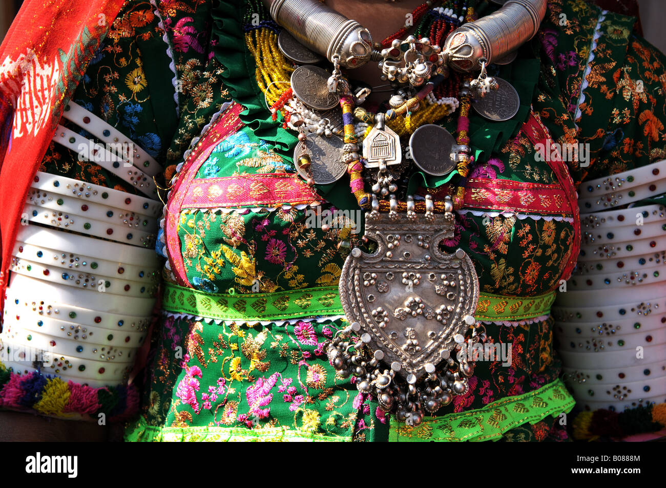 Porträt einer Rajasthani-Frau trägt traditionelle Kopfbedeckung und Schmuck. Stockfoto
