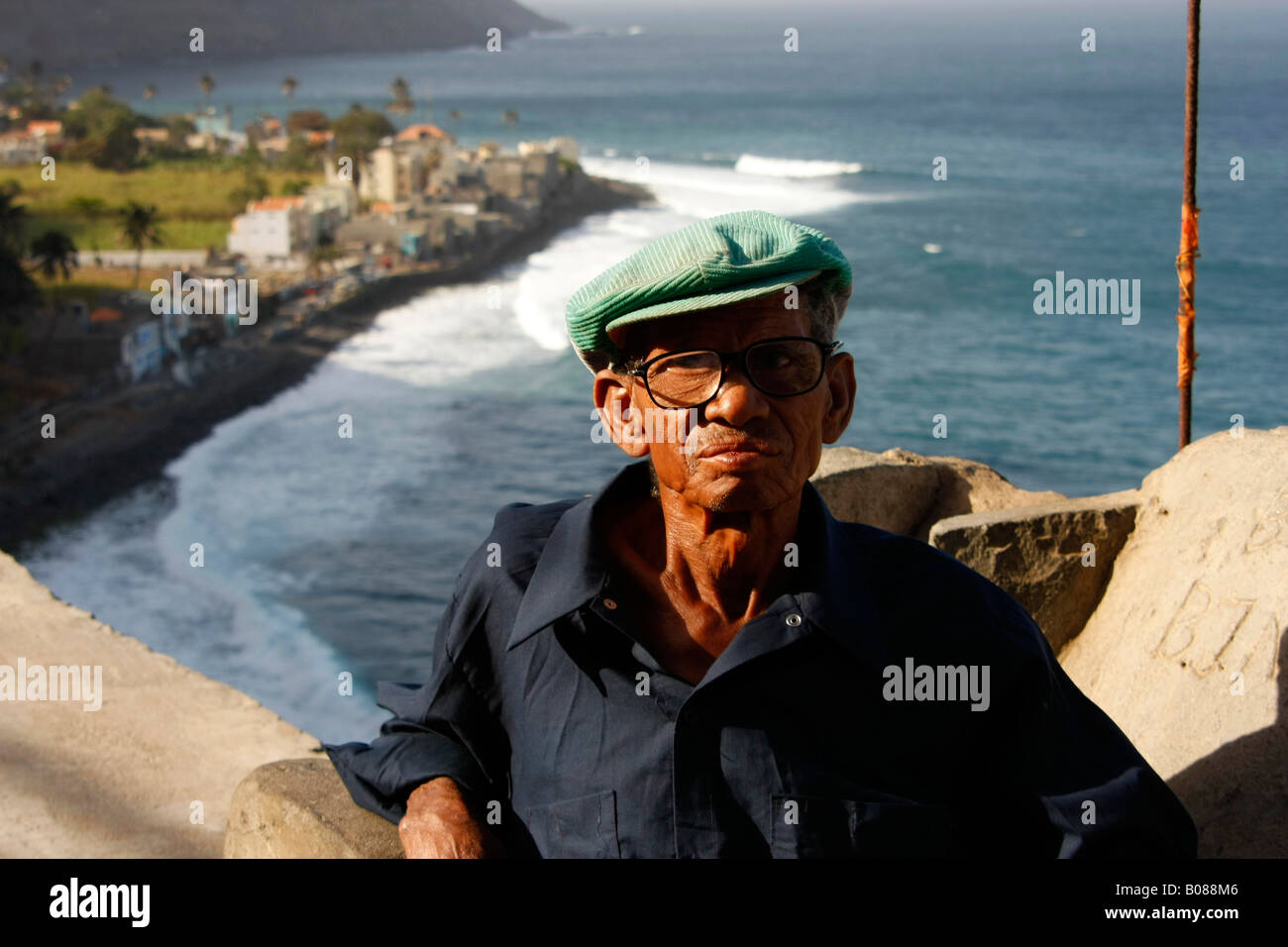 älterer Mann mit Brille in dem kleinen Dorf Vila Das Pombas an der Küste von Santo Antao Kap Verde Stockfoto