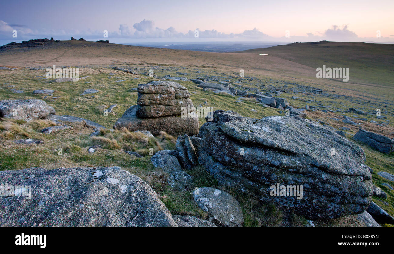 Auf der Suche nach Great Grundnahrungsmittel Tor Dartmoor Nationalpark Devon England Stockfoto