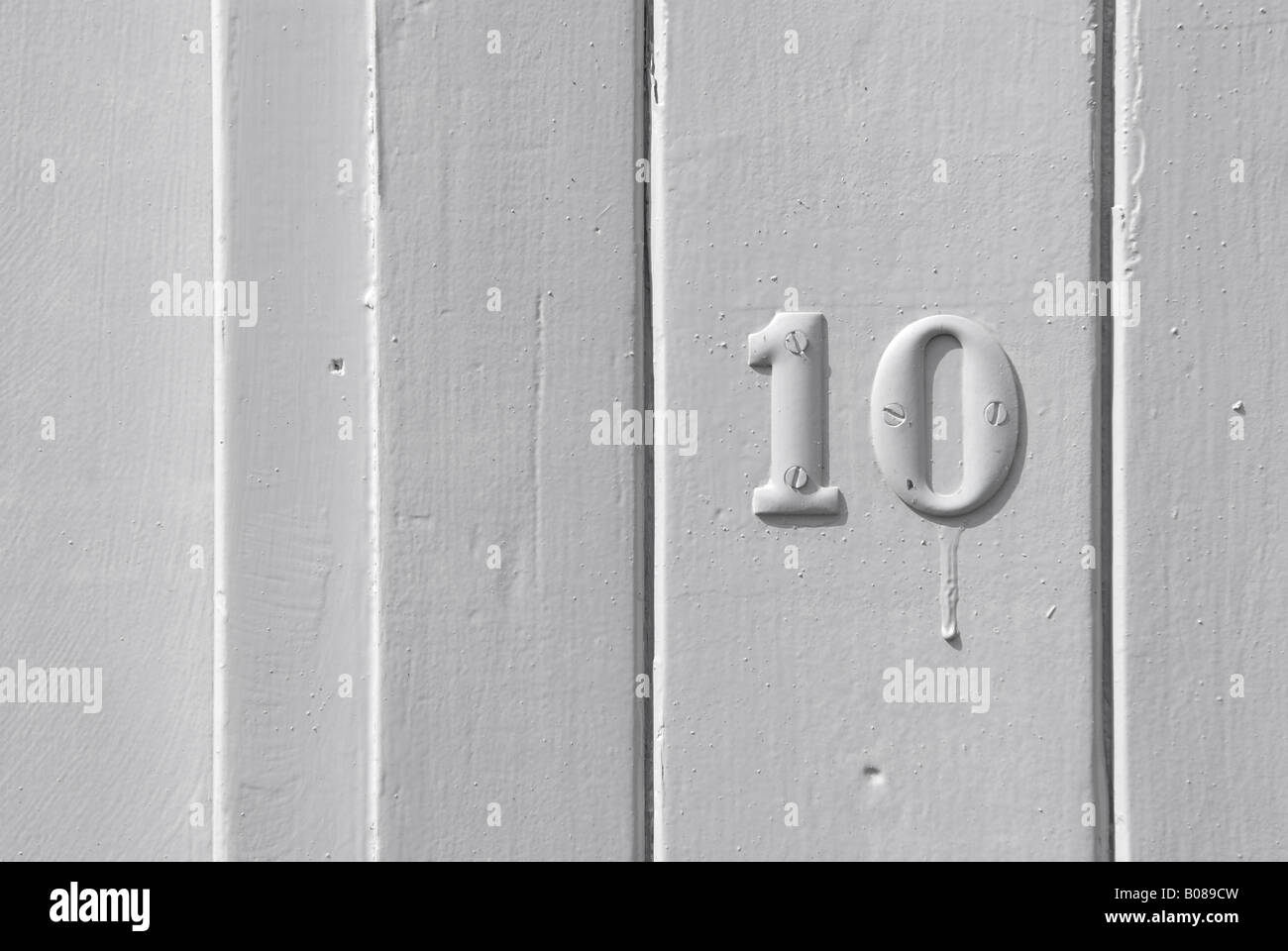 Nummer zehn 10 auf weißem Holz verkleidete Tür Stockfoto