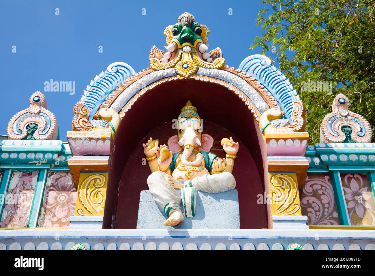 Bunte bemalte Statue des Gottes Ganesh, Vanni Vinayagar Tempel, Sattur, Virudhunagar District, Tamil Nadu, Indien Stockfoto
