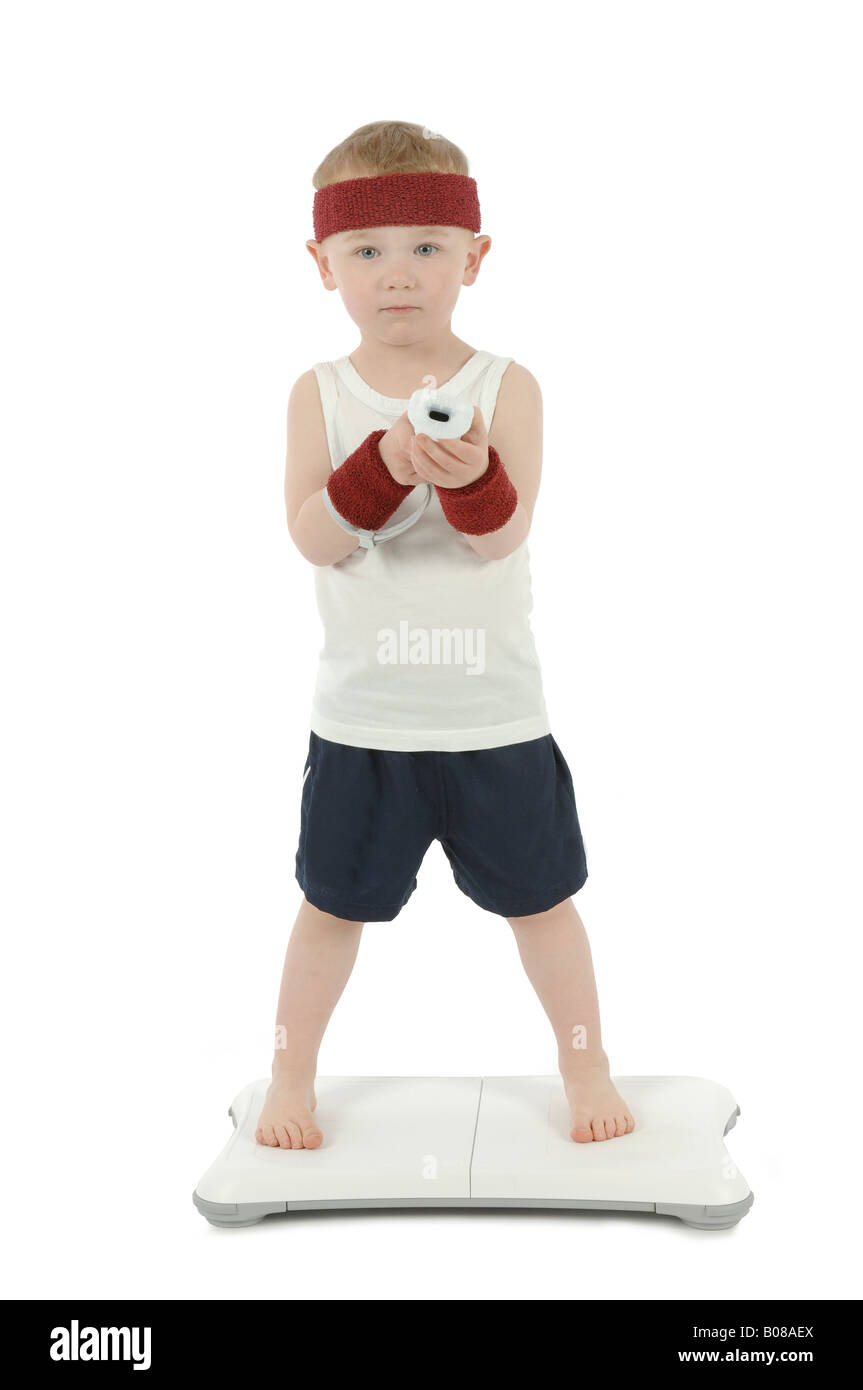 ein Kleinkind Ausübung auf eine Nintendo Wii fit Balance board  Stockfotografie - Alamy