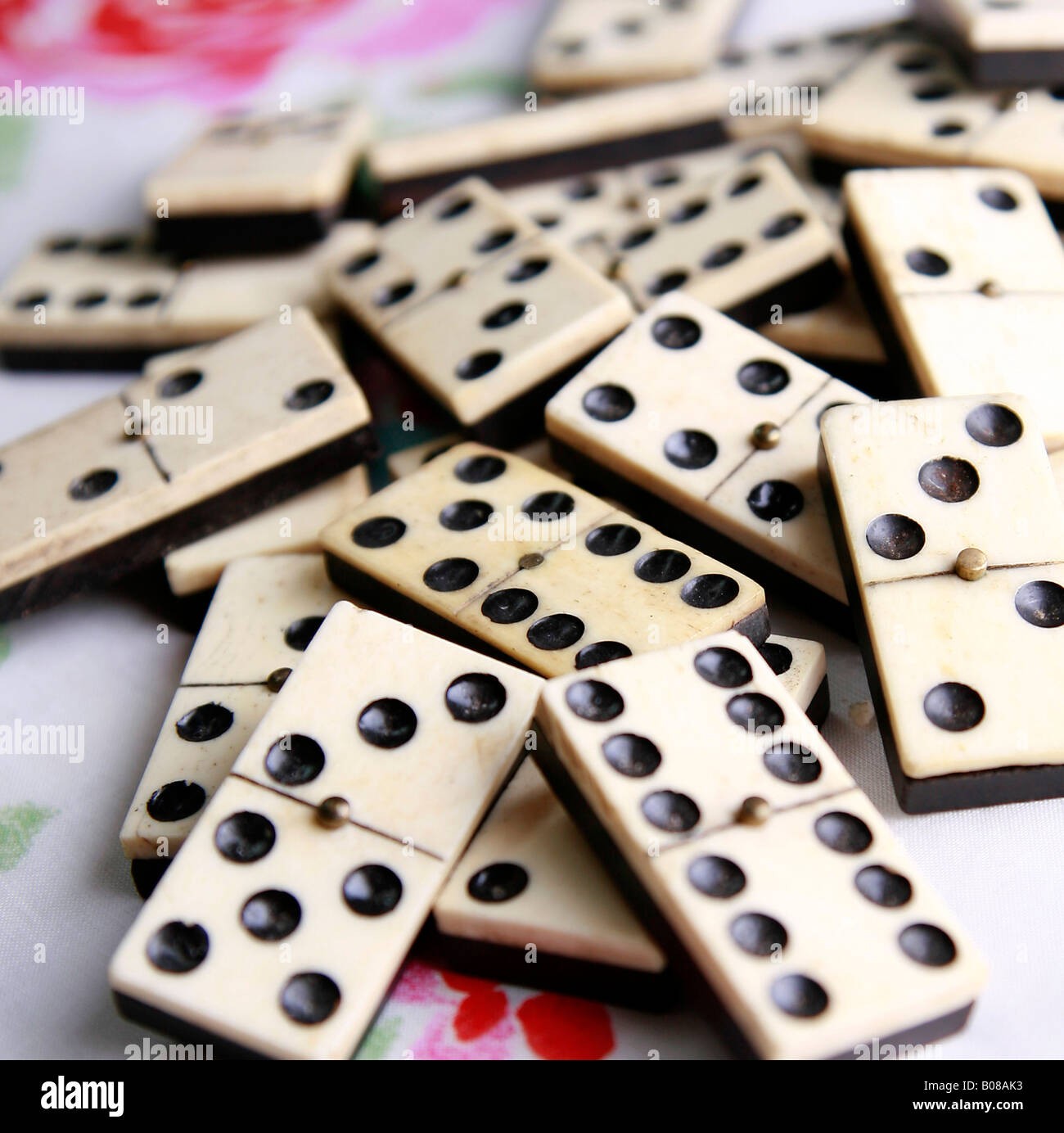 Haufen von Dominos im flachen Fokus Stockfoto