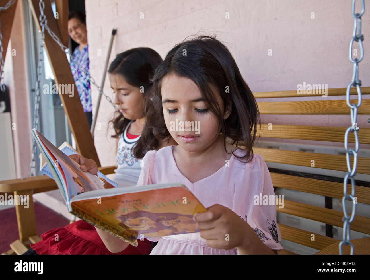 Hispanischen Kinder lesen Stockfoto