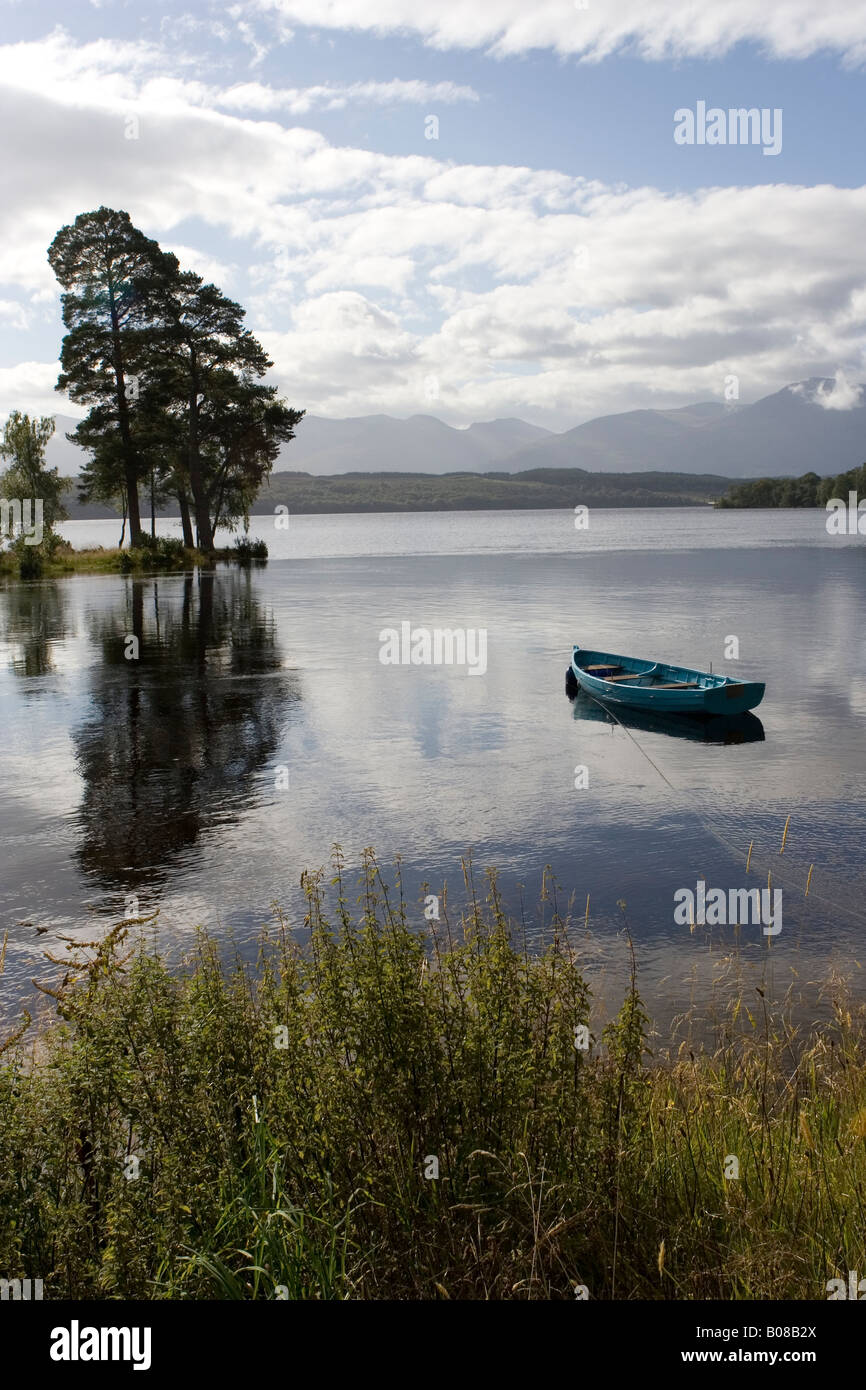 Boot auf Loch Lochy zu Ben Nevis hinter Inverness-Shire, Scotland Stockfoto