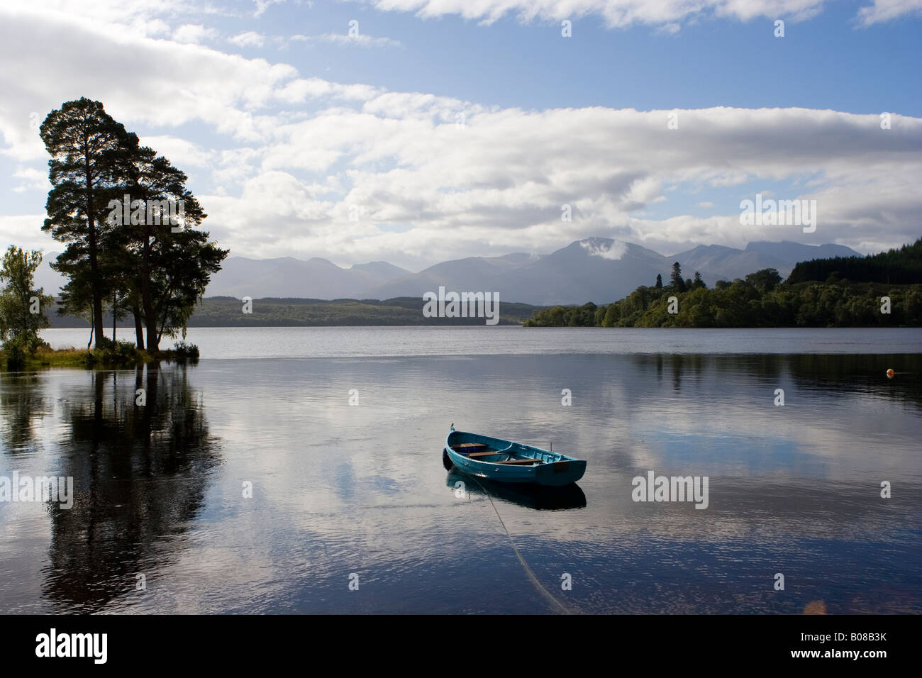 Boot auf Loch Lochy zu Ben Nevis hinter Inverness-Shire, Scotland Stockfoto