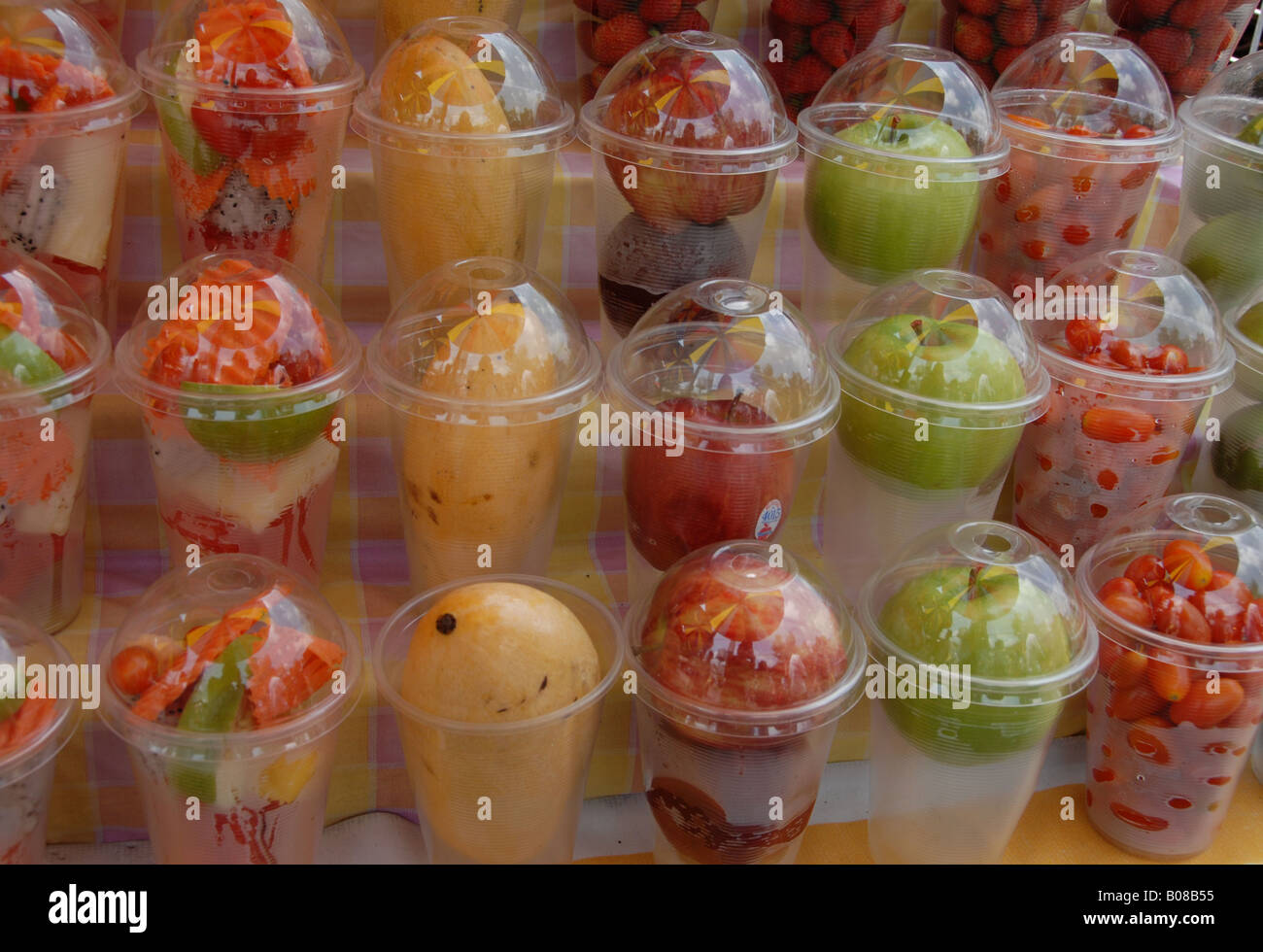 bunt gemischte Früchte in Kunststoff-Glas fertig gemischt werden, um zu kühlen Drink, Chatuchak-Markt, Bangkok, thailand Stockfoto
