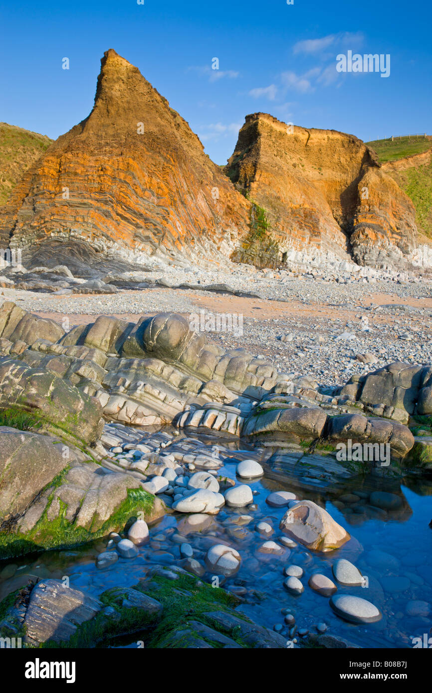 Felsenpools und Klippen bei Sandymouth Cornwall England Stockfoto