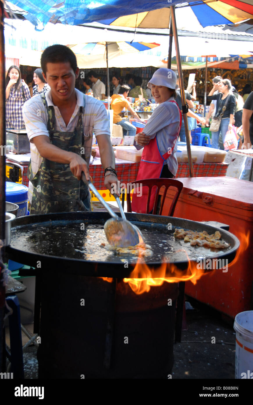 Kochen rühren gebratene Muscheln mit Ei und Sojasprossen an Wochenendmarkt Chatuchak, Bangkok, thailand Stockfoto