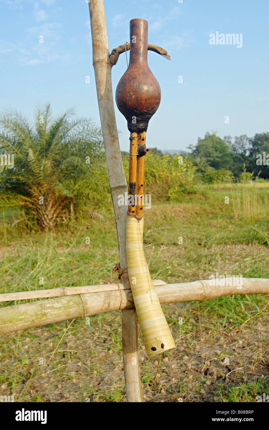 Nahaufnahme Von Tarpa Warli Tribal Musikinstrument Gehangt Auf Holzstander Stockfotografie Alamy