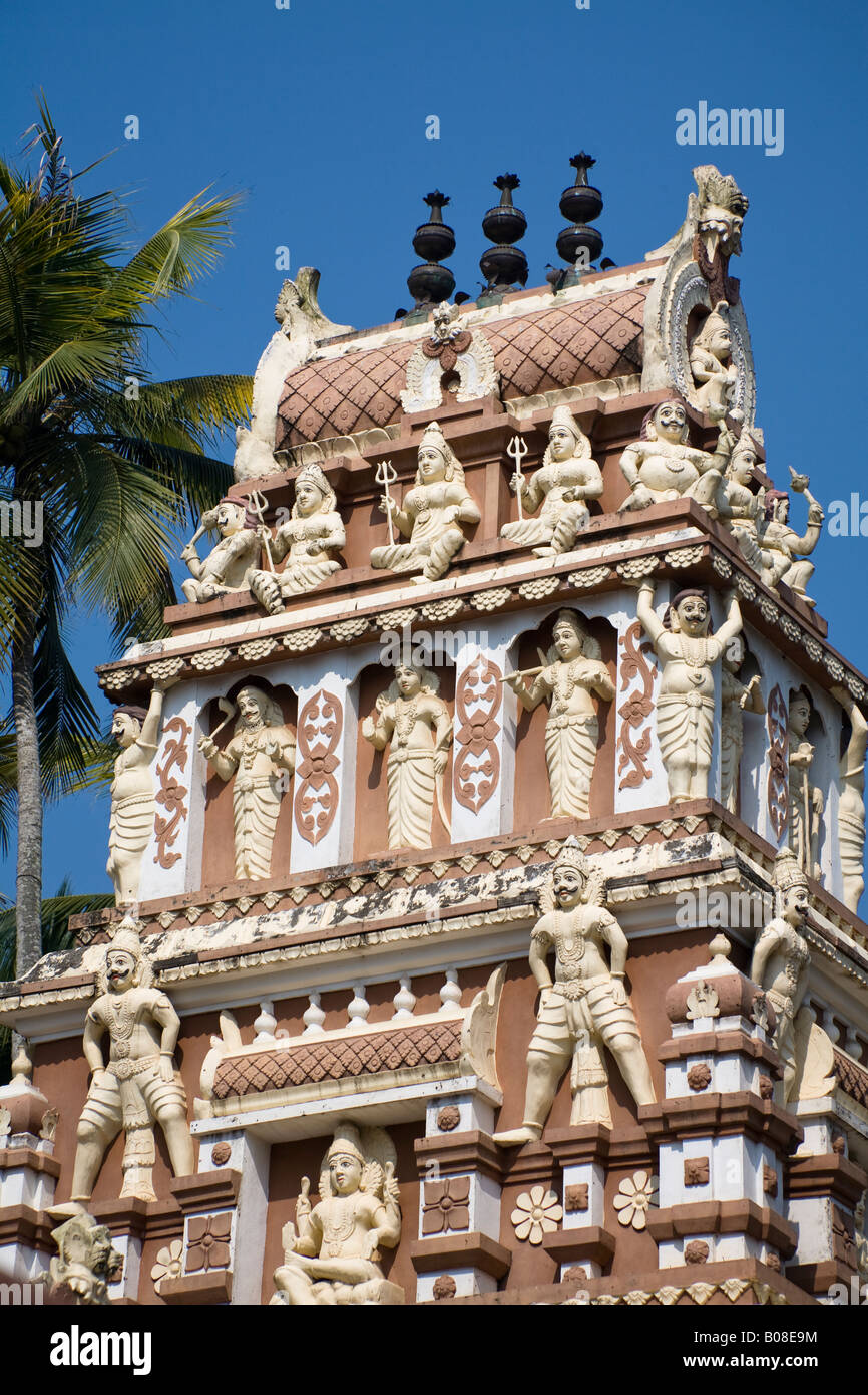 Geschnitzte Figuren auf einem Gopuram Ujaini Maha Kali Tempel, Ambalathara, Kerala, Indien Stockfoto