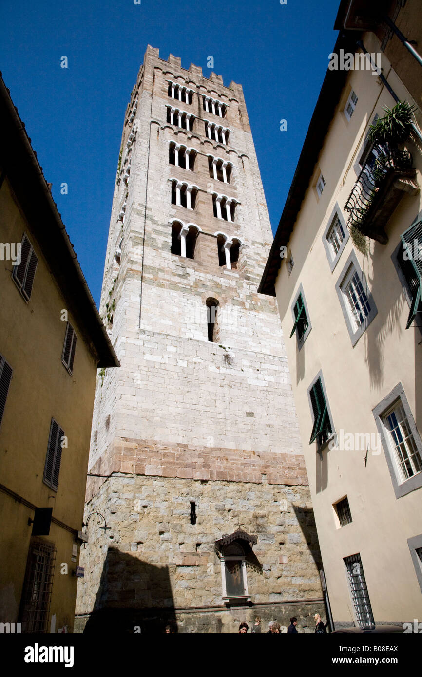 der Glockenturm der Kirche von San Frediano in Lucca Toskana Italien Stockfoto